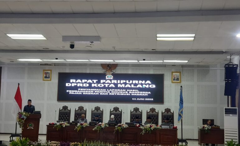 Wali Kota Malang hadir dalam Rapat Paripurna bersama DPRD Kota Malang dengan agenda penyampaian laporan hasil pembahasan Panitia Khusus (Pansus) terhadap Rancangan Peraturan Daerah (Ranperda) tentang Pajak Daerah dan Retribusi Daerah (PDRD), Rabu (11/6/2025) (foto: pribadi)