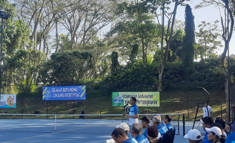 Wali Kota Malang, Wahyu Hidayat saat membuka Turnamen Tenis Ganda Putra Paseduluran ke-18 yang digelar di Araya Family Club pada Sabtu (14/6/2025) (foto: pribadi)