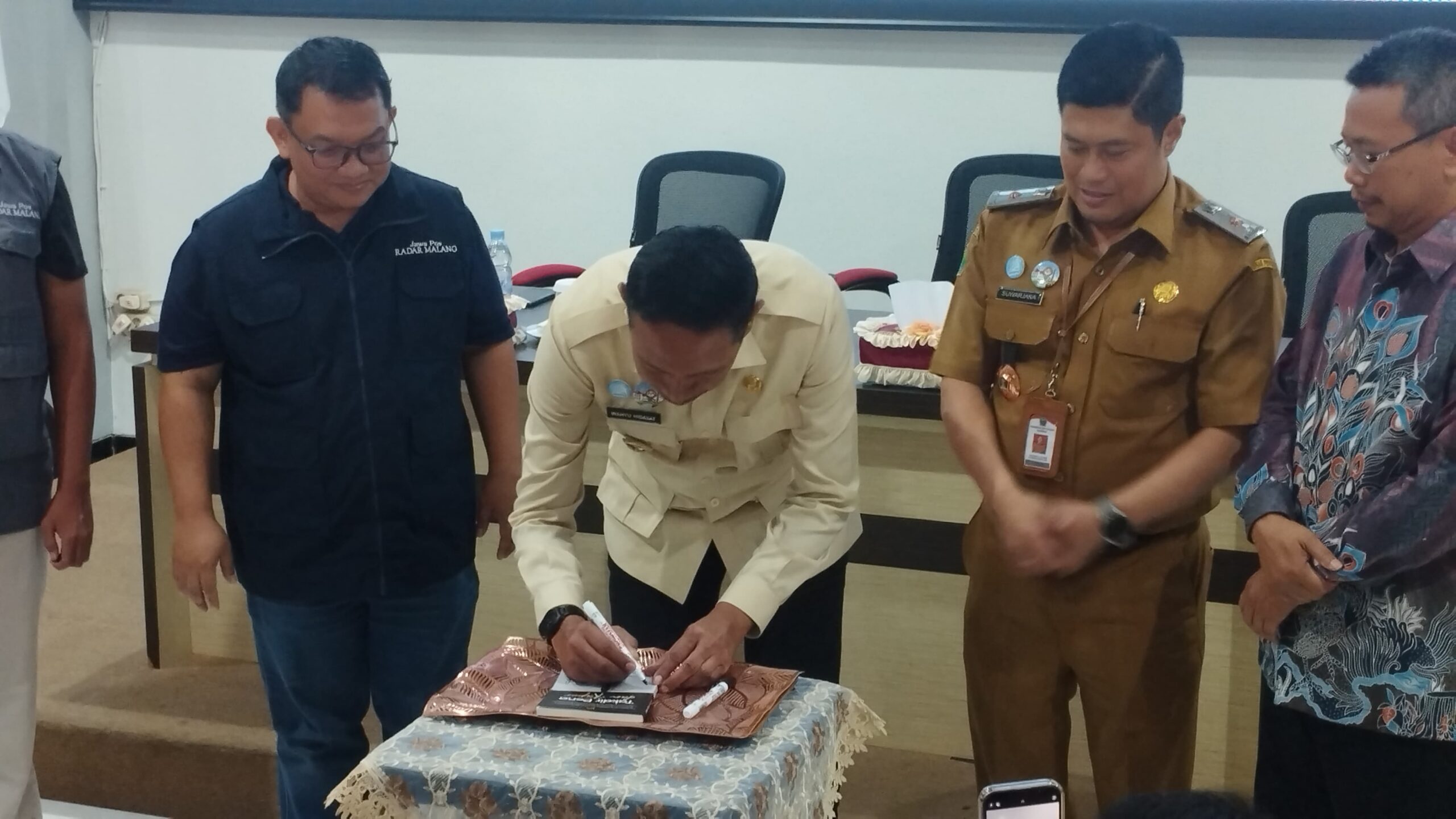 Wali Kota Malang Dorong Guru Menulis, Luncurkan Buku “Takdir Pena dan Kapur”