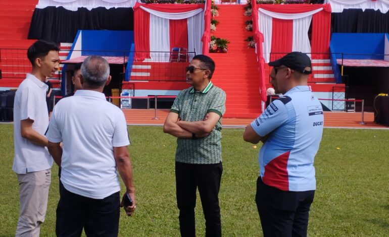 Wali kota Malang, Wahyu Hidayat bersama kepala OPD Kota Malang saat meninjau persiapan Stadion Gajayana sebagai tempat pembukaan PORPROV Jatim IX